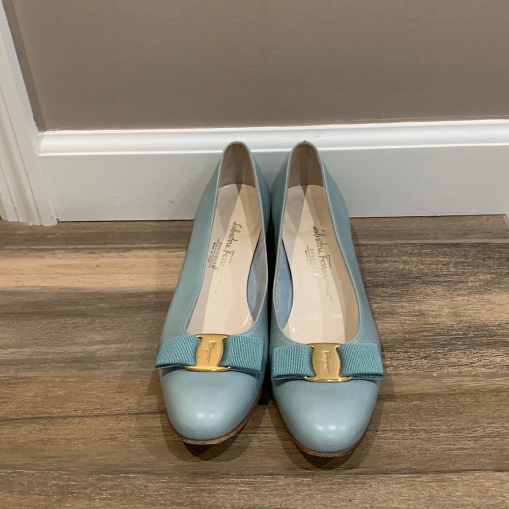 Ferragamo classic vara bow pump